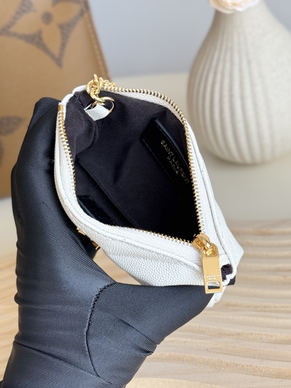 イヴサンローラン財布角部分ディテール